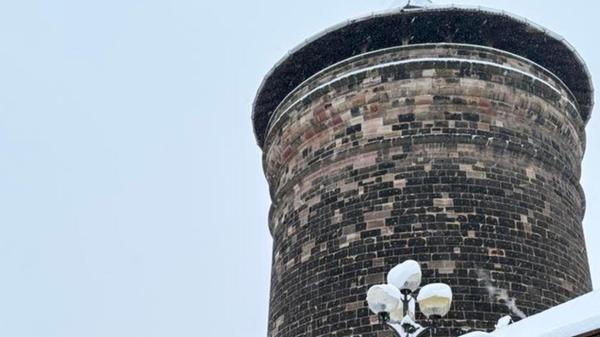 Die Nürnberger Kaiserburg trägt heute eine Schneemütze.
