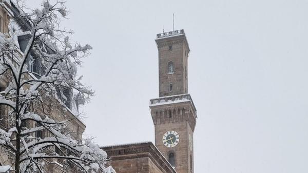 Auch das Fürther Rathaus ist weiß bedeckt.