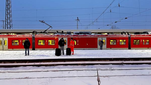Selbst wenn's für manche Schneeschippen und Pakete schleppen bedeutet: Der Wintereinbruch hat am Montag auch seine schönen Seiten in Nürnberg gezeigt.