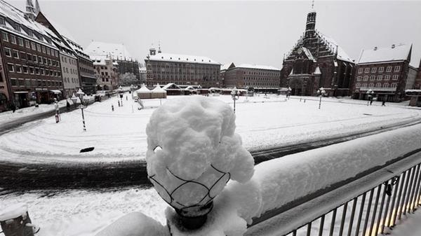Selbst wenn's für manche Schneeschippen und Pakete schleppen bedeutet: Der Wintereinbruch hat am Montag auch seine schönen Seiten in Nürnberg gezeigt.
