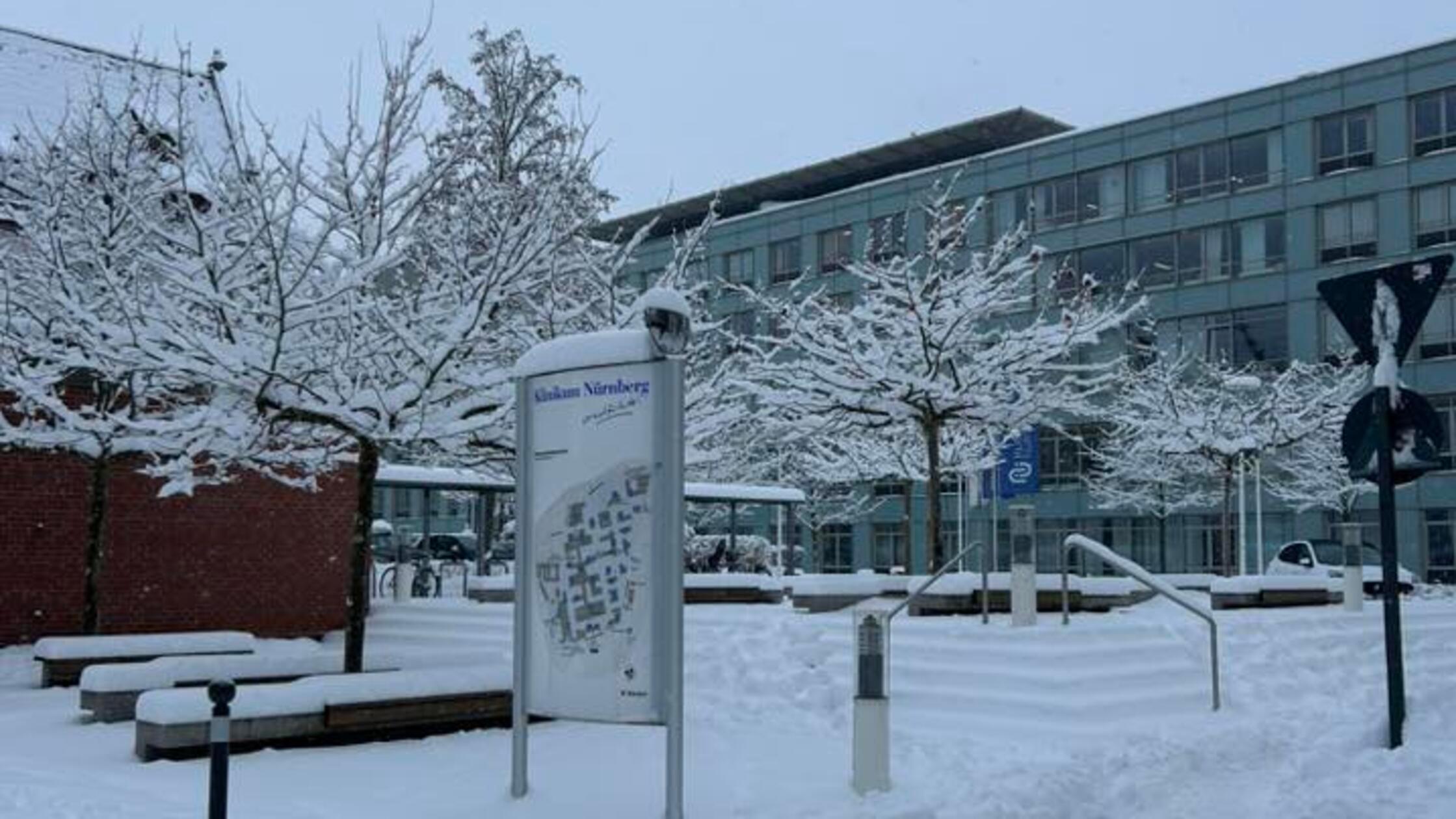 Während es sich so manche zuhause gemütlich machen können, müssen andere sich durch den Schnee zur Arbeit kämpfen. So etwa die Mitarbeiter im Klinikum Nord.