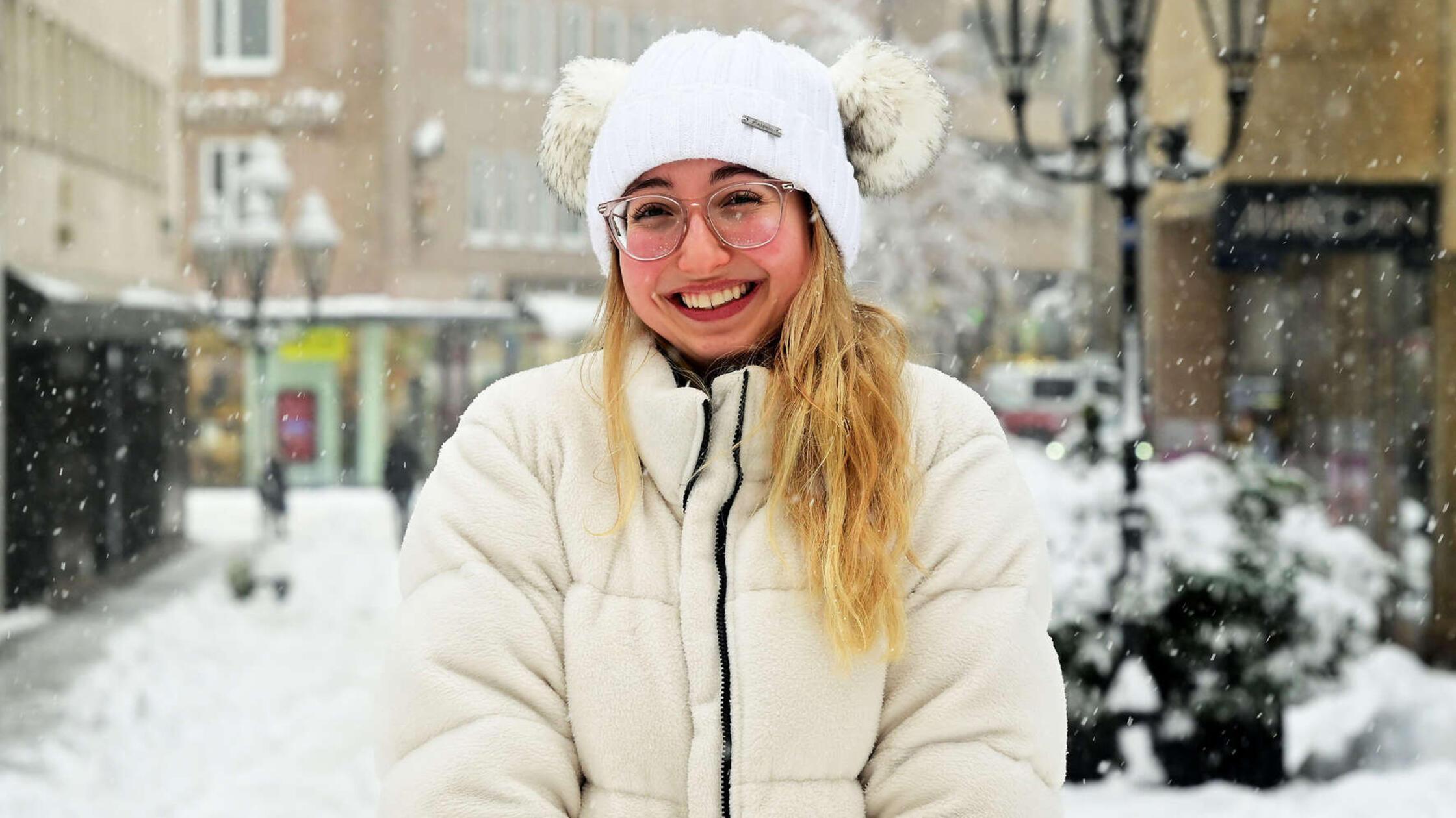 Wenn man heute nicht die kuscheligste Mütze anzieht, wann dann? Mia macht auf ihrem Weg zur Arbeit alles richtig.