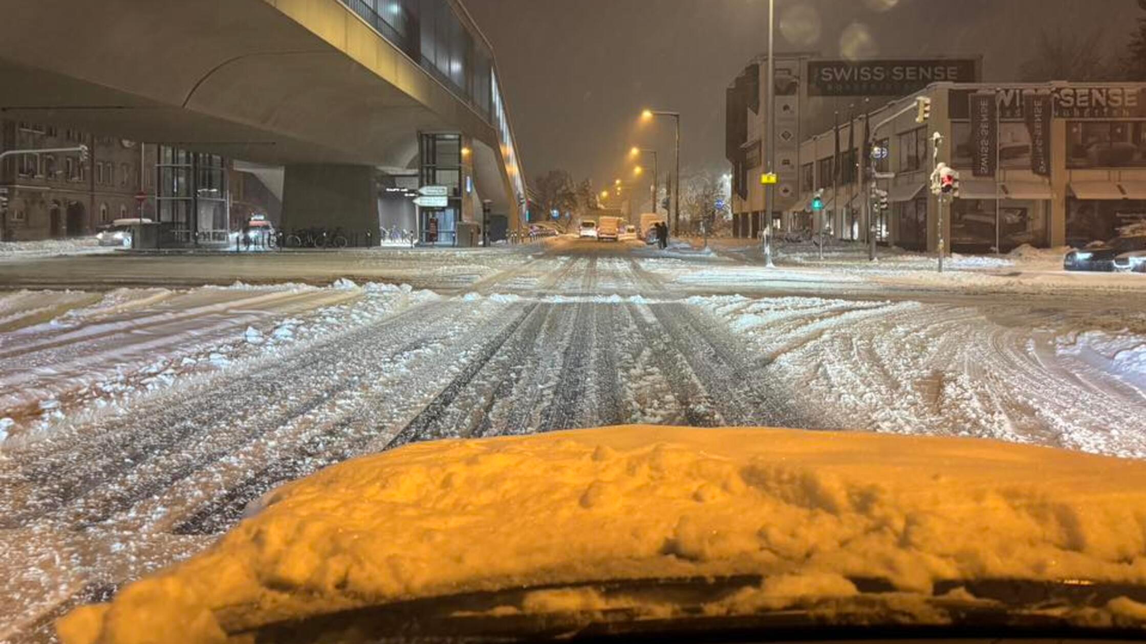 Seit den frühen Morgenstunden ist der Winterdienst im Einsatz - so auch in Muggenhof.
