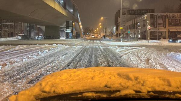 Seit den frühen Morgenstunden ist der Winterdienst im Einsatz - so auch in Muggenhof.
