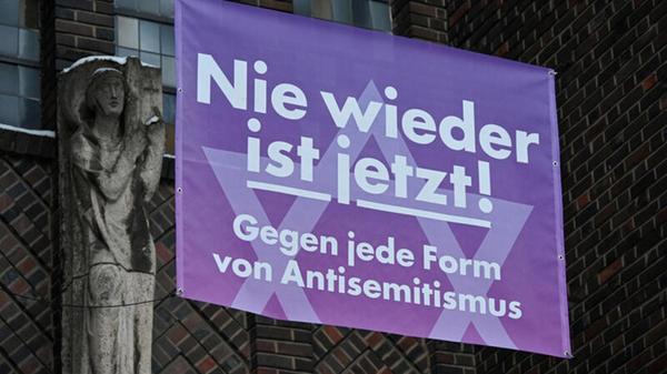 Banner mit der Aufschrift "Nie wieder ist jetzt! G