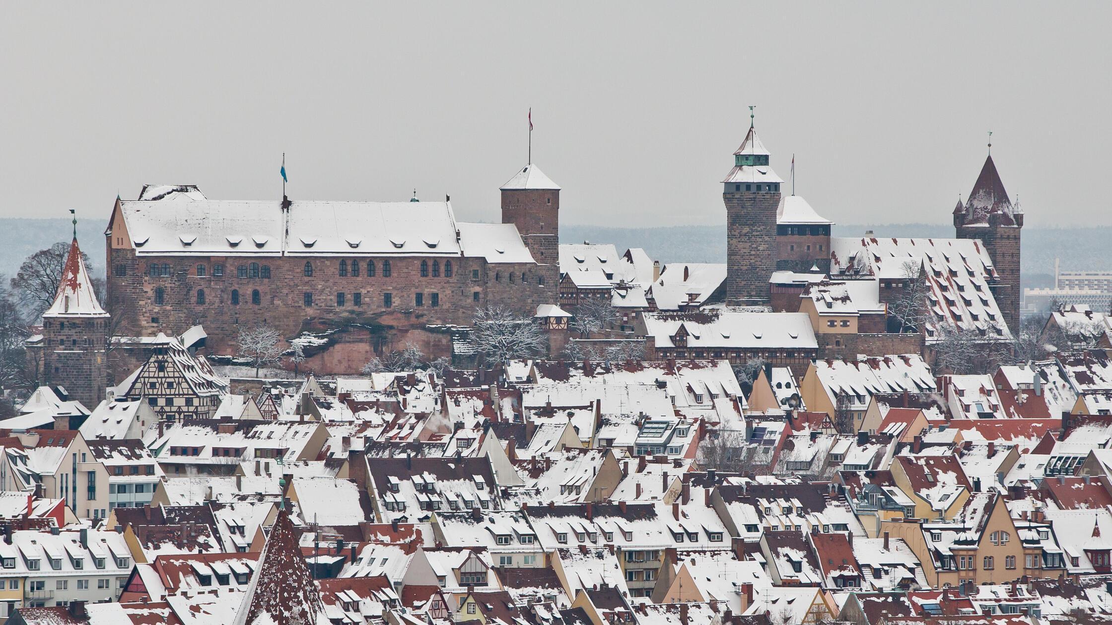kreativer-wintersport-in-n-rnberg-skifahrer-gleitet-durch-die-altstadt