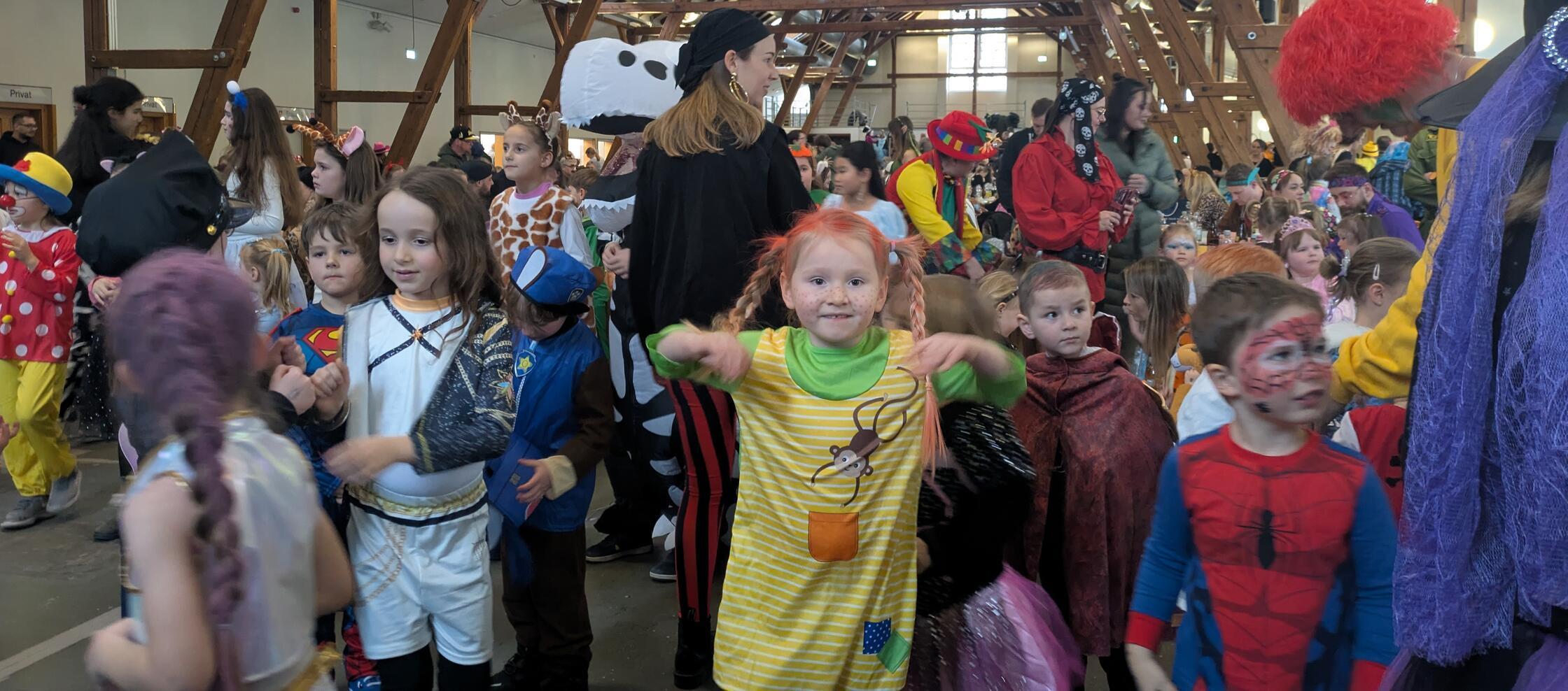 Bunte-Kost-me-und-Tanzspa-beim-Familienfaschingsball-der-Sing-und-Musikschule-Neumarkt