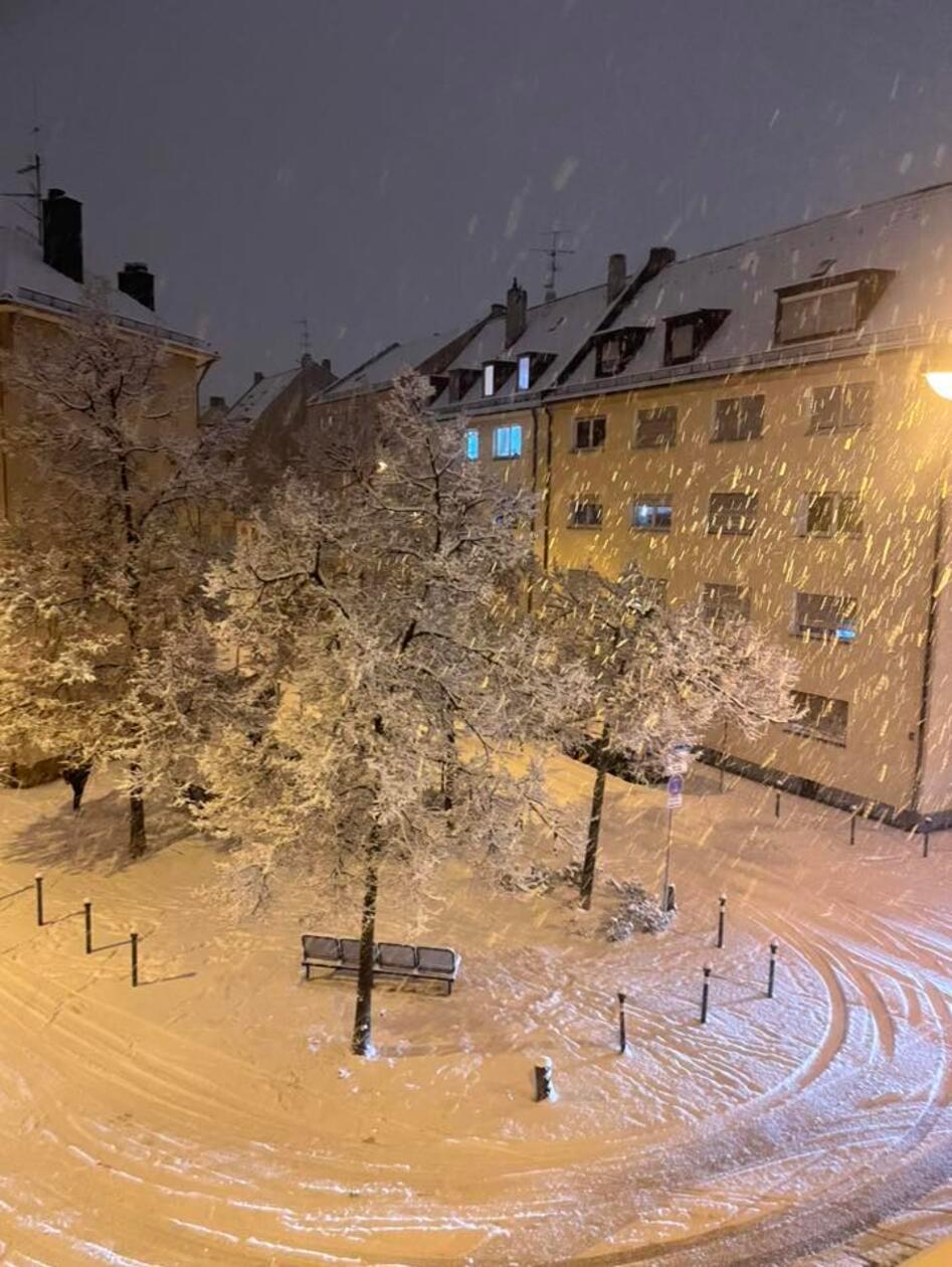 Frühmorgens war die Fahrbahn auf den Straßen kaum erkennbar. Erraten Sie, welcher Stadtteil hier zu sehen ist?