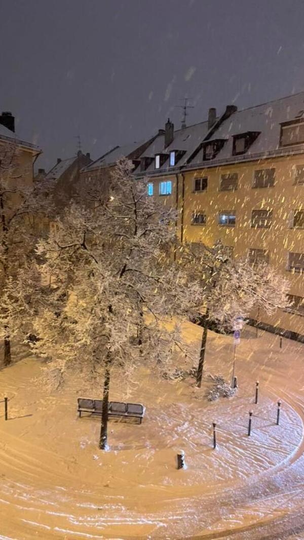 Frühmorgens war die Fahrbahn auf den Straßen kaum erkennbar. Erraten Sie, welcher Stadtteil hier zu sehen ist?