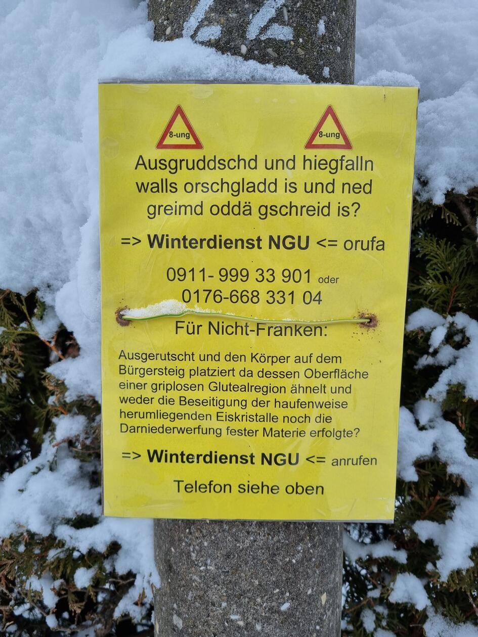 Schlecht gräumt? Dieser Hinweiszettel an einem Laternenpfahl informiert auf Fränkisch und Hochdeutsch, wohin sich die Bewohner des Stadtteils Herrnhütte wenden können.