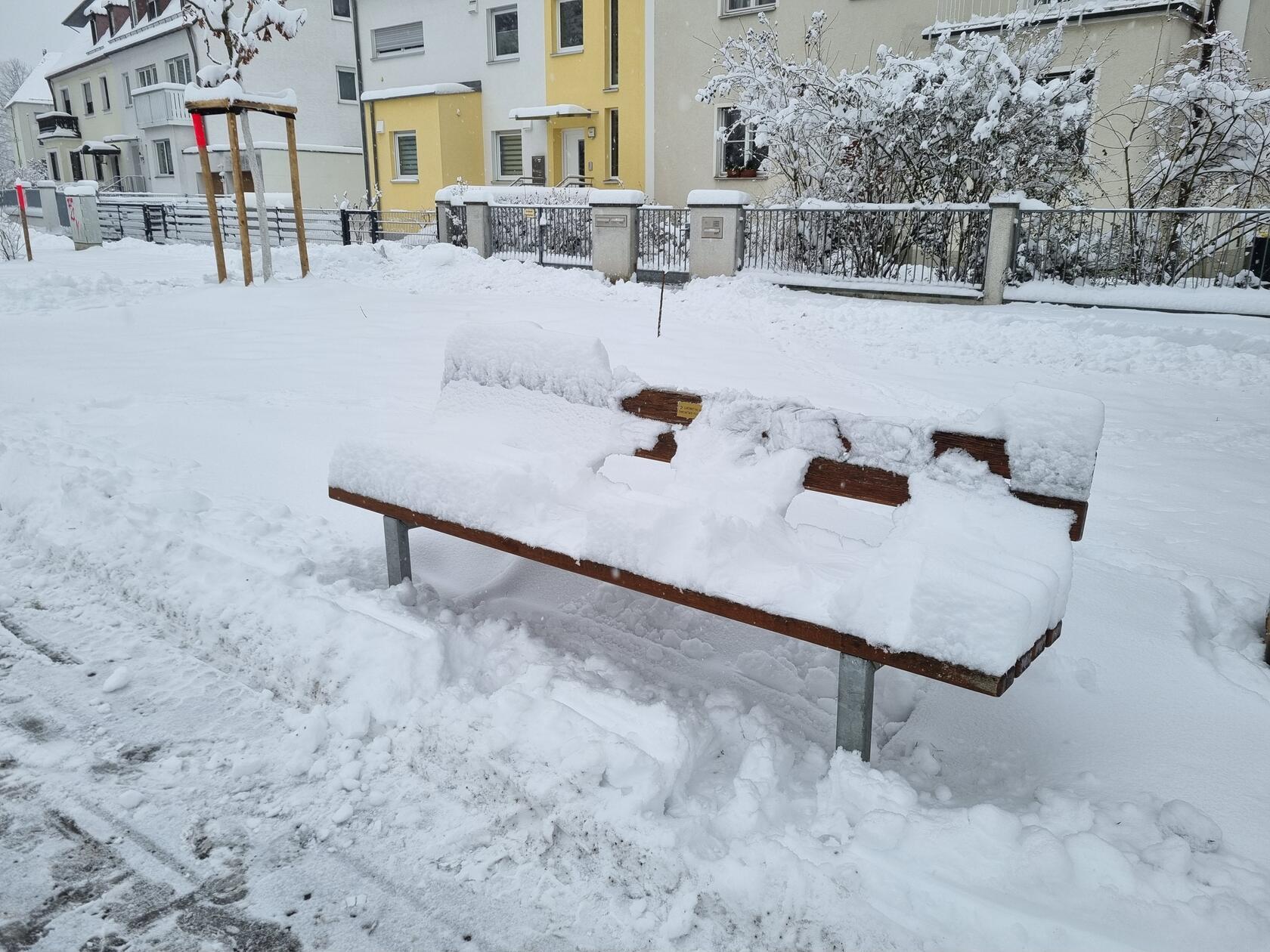 Trotz des hohen Schnees haben sich schon zwei Personen auf dieser Bank niedergelassen, wie die Abdrücke belegen.