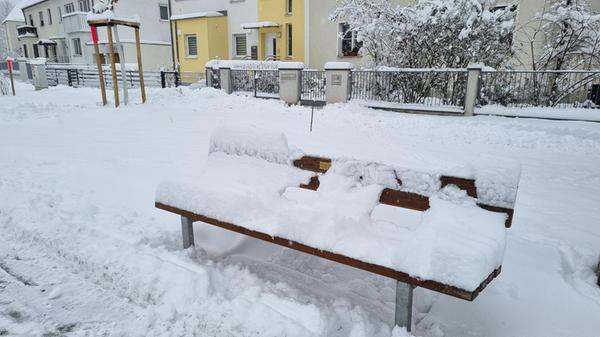 Trotz des hohen Schnees haben sich schon zwei Personen auf dieser Bank niedergelassen, wie die Abdrücke belegen.