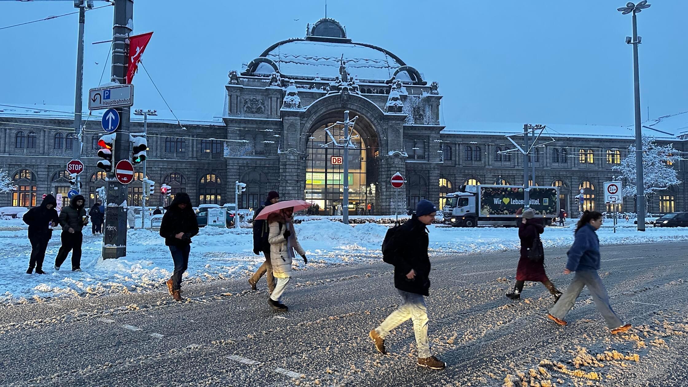 N-rnberg-unter-der-Schneelast-Baum-st-rzte-um-und-verletzte-eine-Person-lebensgef-hrlich
