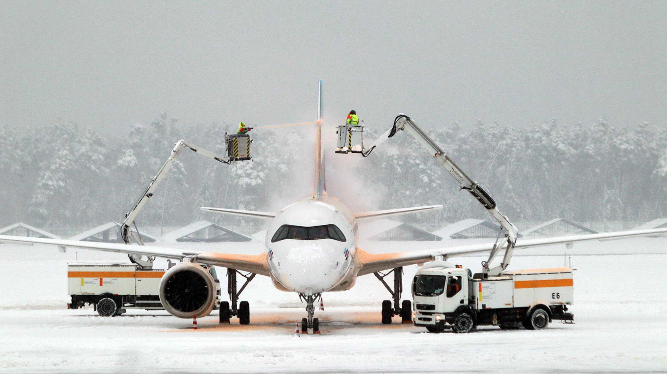 Eingeschneite-Flieger-Versp-tungen-Ausf-lle-Schnee-hat-den-Airport-N-rnberg-im-Griff