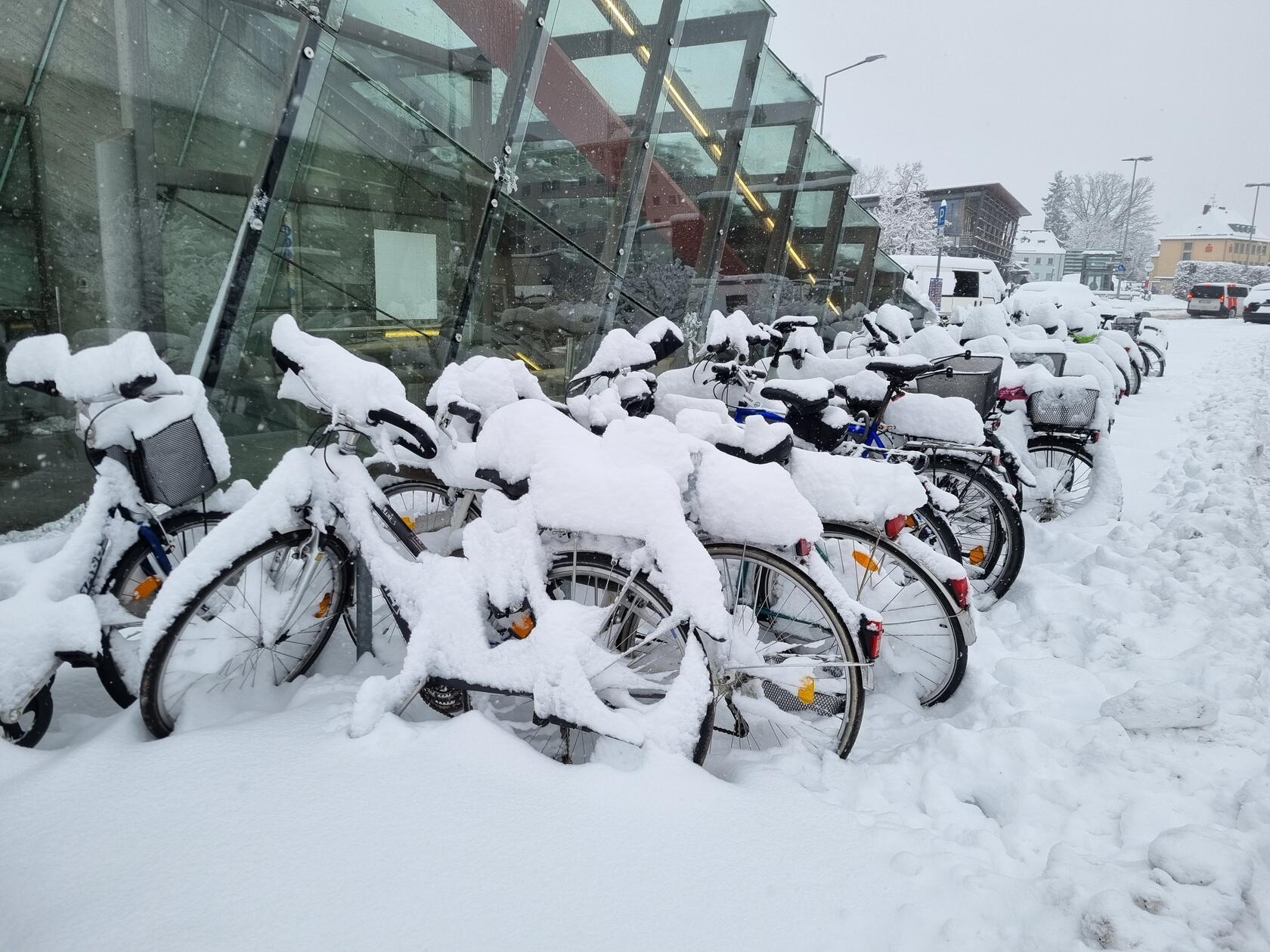 Clever ist, wer heute sein Rad stehenlässt. Um diese hier - gesehen an der U-Bahnstation Herrnhütte - in Betrieb zu nehmen, bräuchte es mindestens einen Besen.