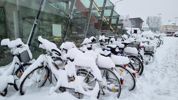 Clever ist, wer heute sein Rad stehenlässt. Um diese hier - gesehen an der U-Bahnstation Herrnhütte - in Betrieb zu nehmen, bräuchte es mindestens einen Besen.