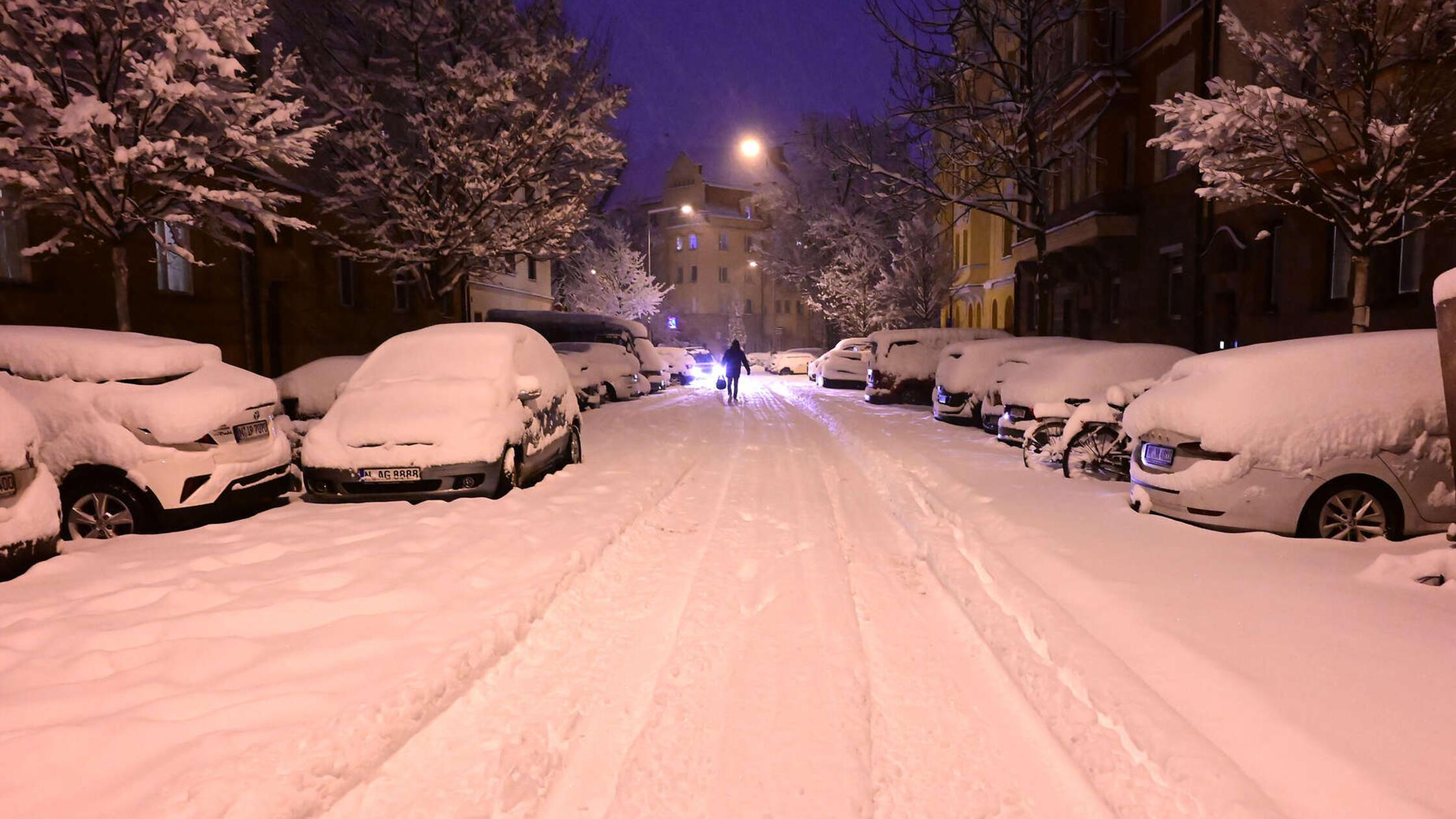 Frühmorgens scheint auf den Kaulbachplatz nicht nur Schnee sondern auch Stille herabgefallen zu sein.