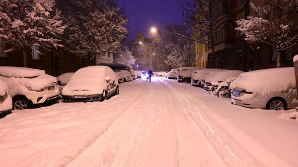 Frühmorgens scheint auf den Kaulbachplatz nicht nur Schnee sondern auch Stille herabgefallen zu sein.