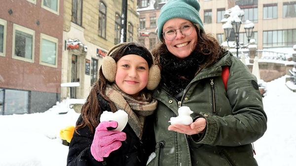 Runde Schneebälle sind den beiden zu langweilig: Maria und ihre Mutter Josephine formen Herzen und Enten aus Schnee und verteilen sie in der Innenstadt.