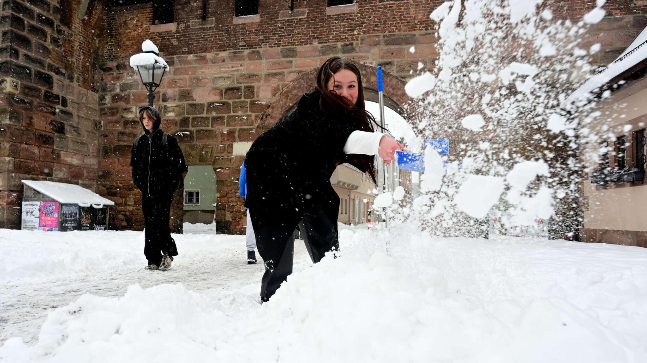 Andere gehen nicht ganz so liebevoll mit den 20 Zentimeter Schnee um. Jana räumt den Weg vorm Tucher-Bräu am Opernhaus beiseite.