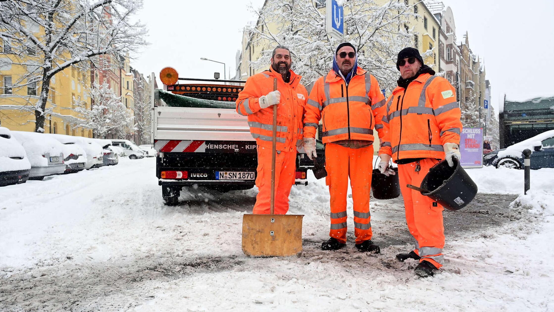 Selten sah der Winterdienst so stylisch aus. Kevin Slavin, Markus Gmeiner und Dieter Riegelein von Sör (von links) tragen Sonnenbrillen, um dem grellen Weiß zu trotzen.