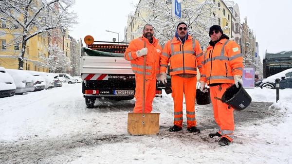 Selten sah der Winterdienst so stylisch aus. Kevin Slavin, Markus Gmeiner und Dieter Riegelein von Sör (von links) tragen Sonnenbrillen, um dem grellen Weiß zu trotzen.