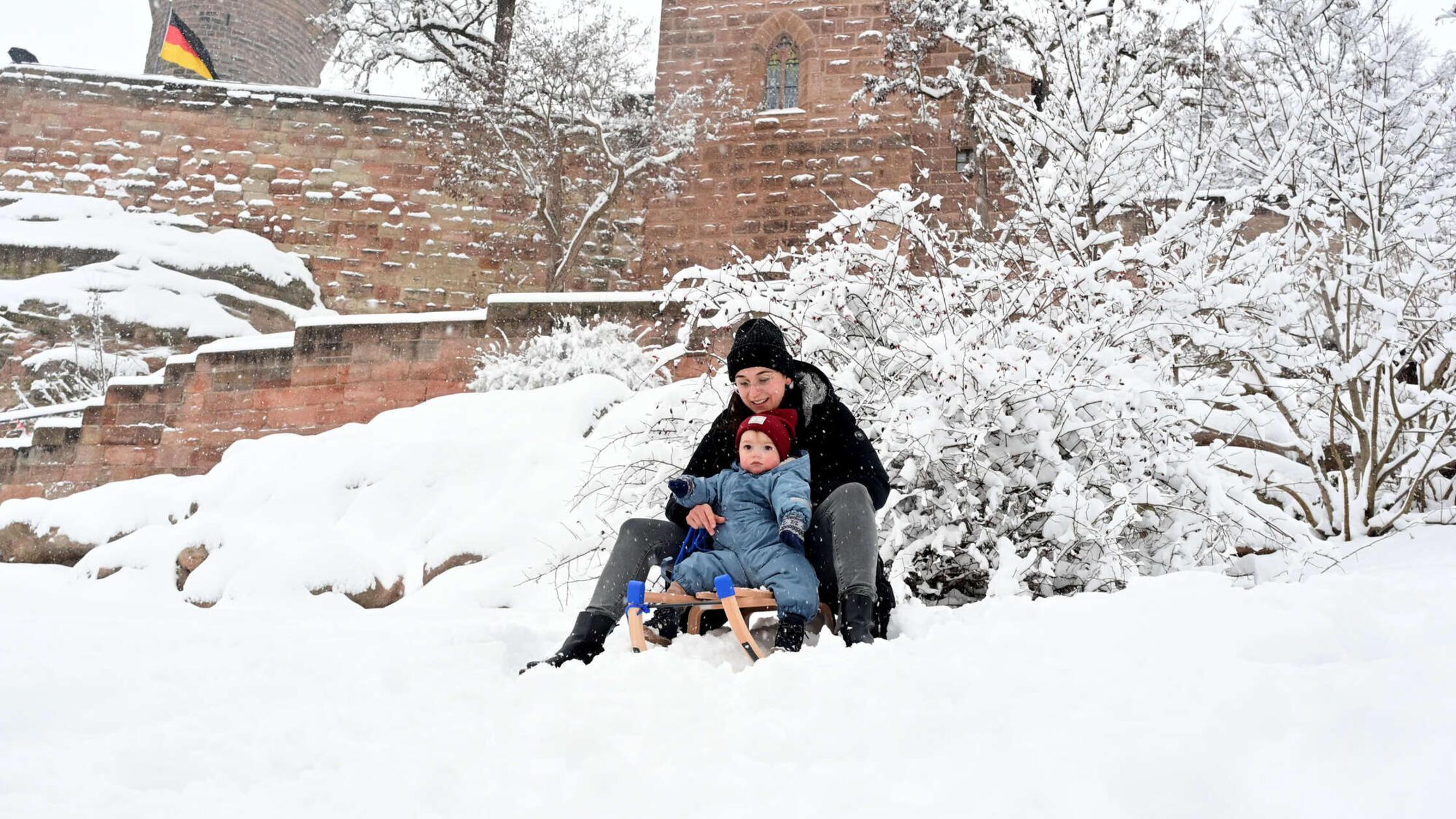 Rauf auf den Schlitten, runter vom Burgberg: Rodeln kann man auch mitten in der Nürnberger Altstadt.