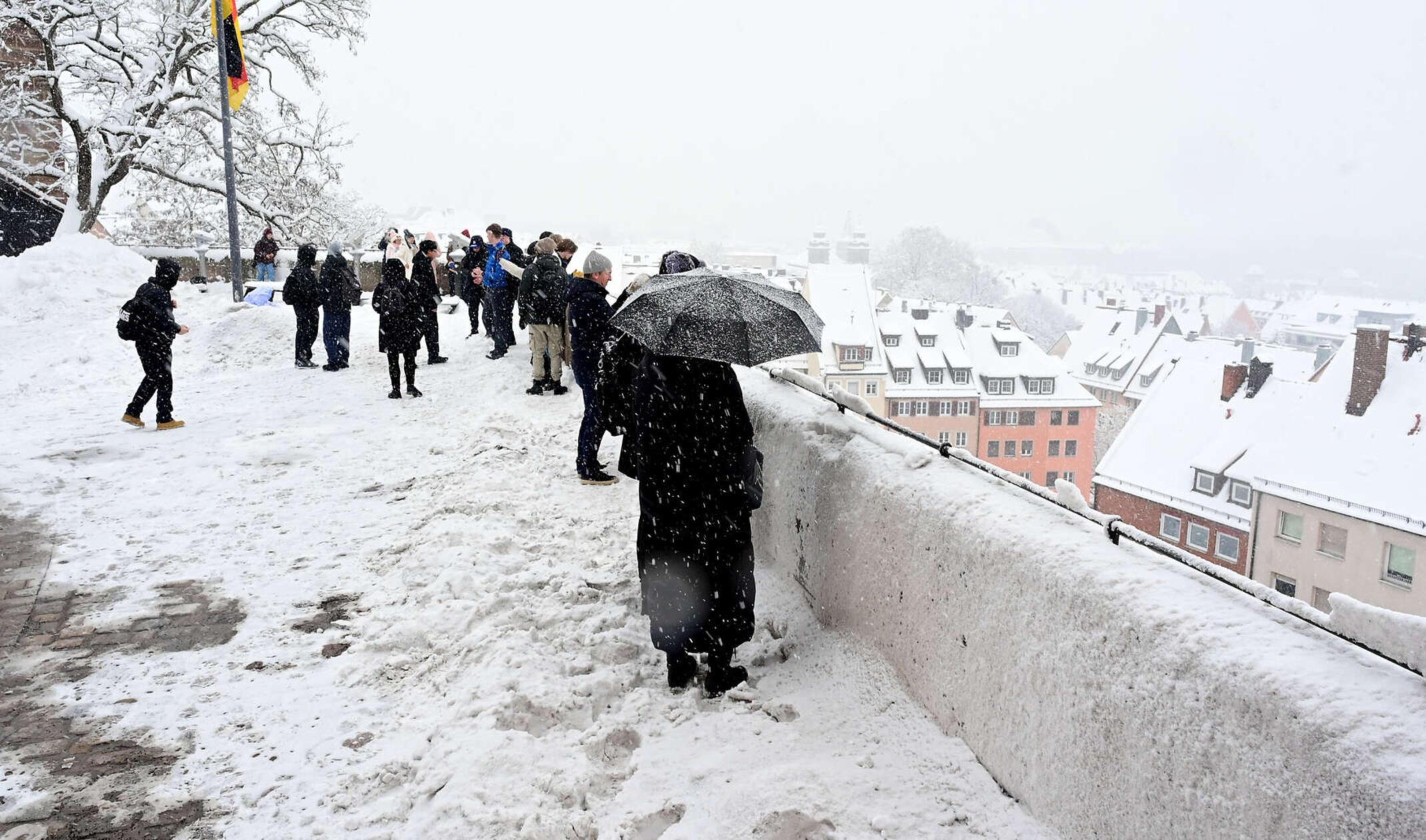 Mit der Idee waren sie nicht allein: Am Montag wollten viele das schneebedeckte Nürnberg von oben sehen.