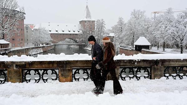 Wie wärs mit einer kleinen Schneewanderung an der Pegnitz? Ein Tipp: Wer Händchen hält, dem frieren die Finger nicht so schnell.