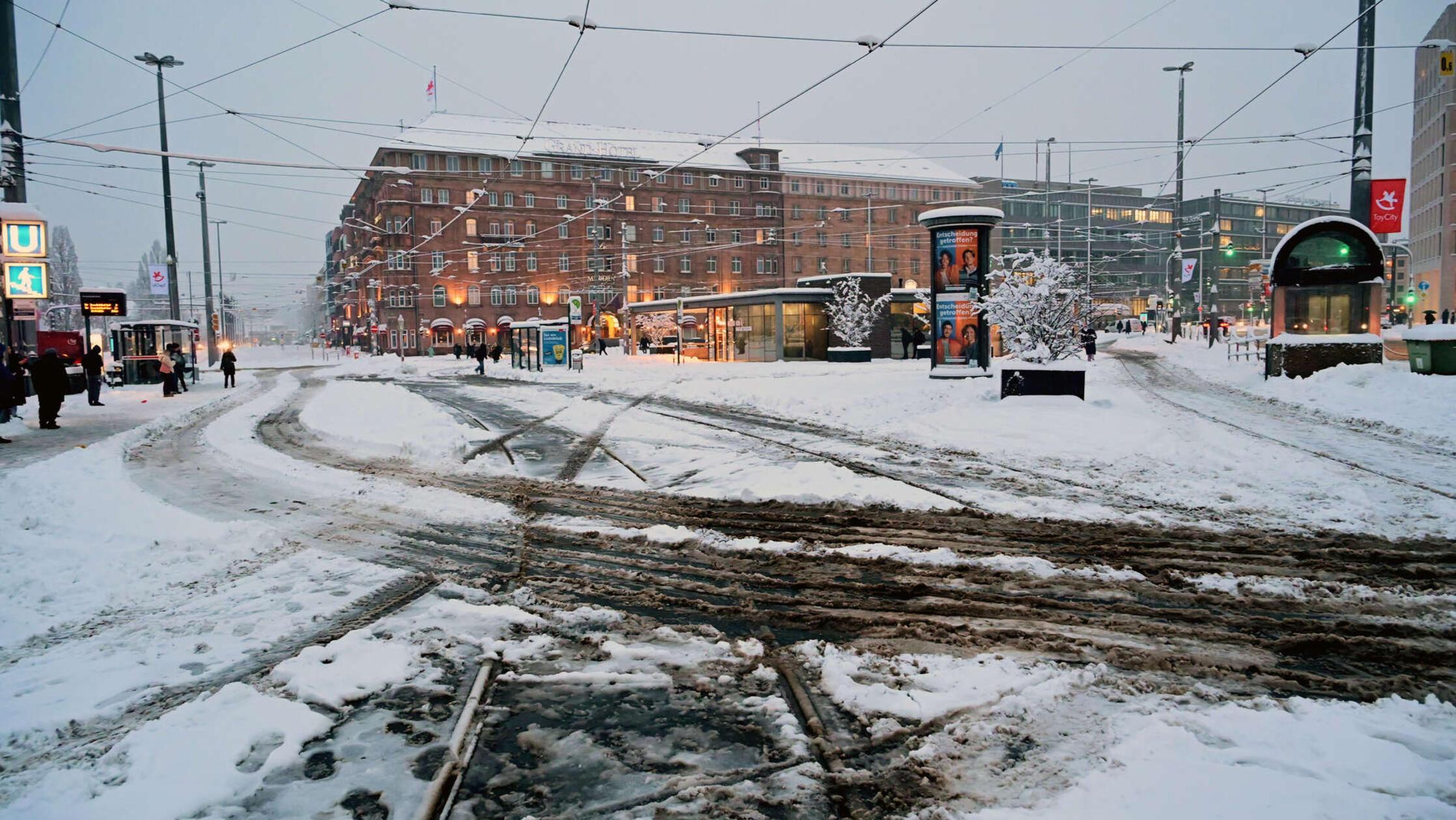 Rutschige Straßen, viel Schneematch und warmes Licht, das aus den Fenstern scheint: So sah es am Nürnberger Hauptbahnhof aus.