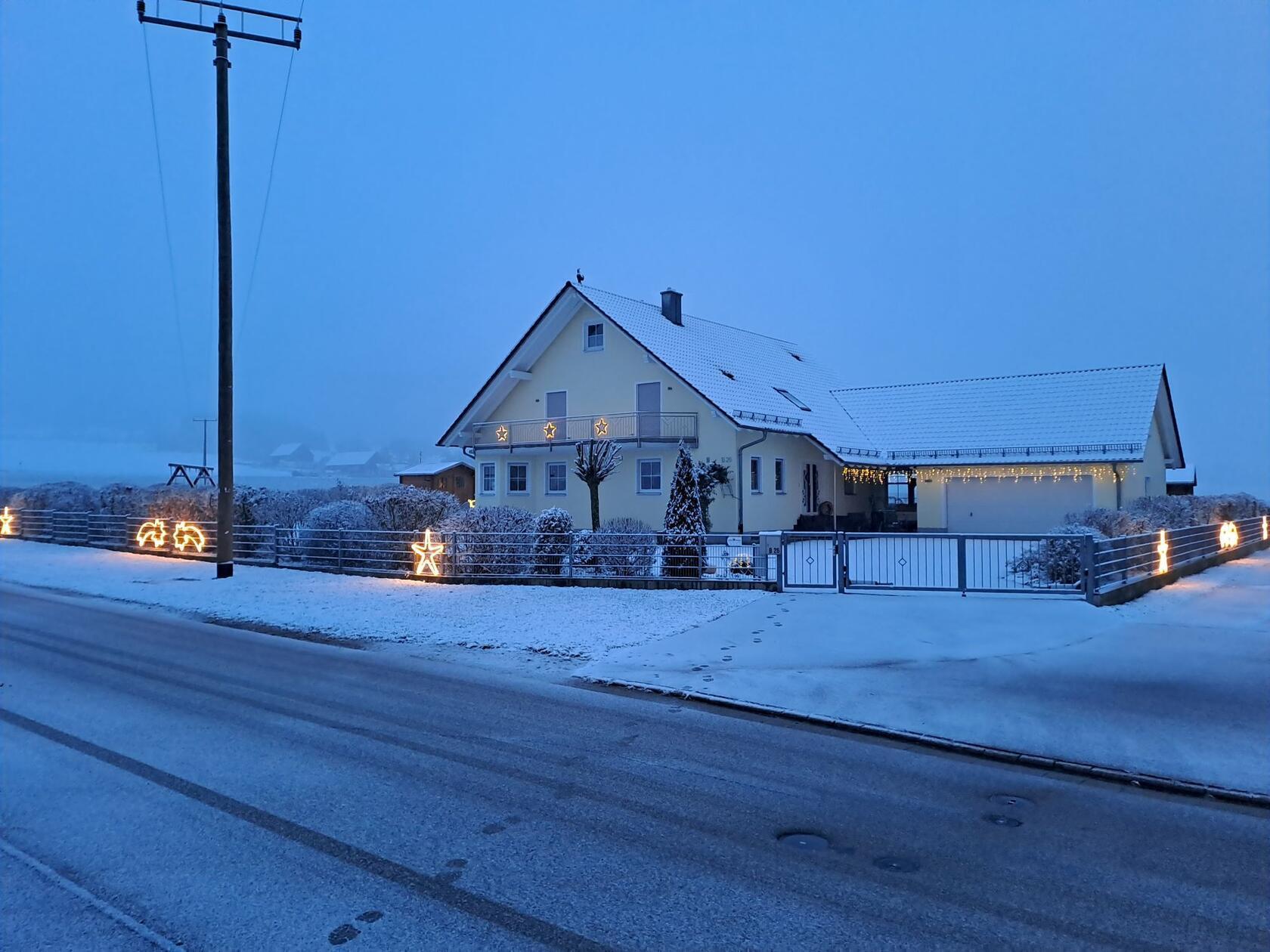 In Neumarkt und Umgebung liegt Schnee so weit das Auge reicht.