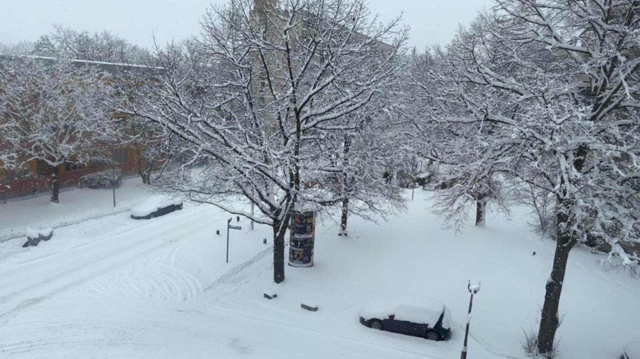 In Neumarkt und Umgebung liegt Schnee so weit das Auge reicht.