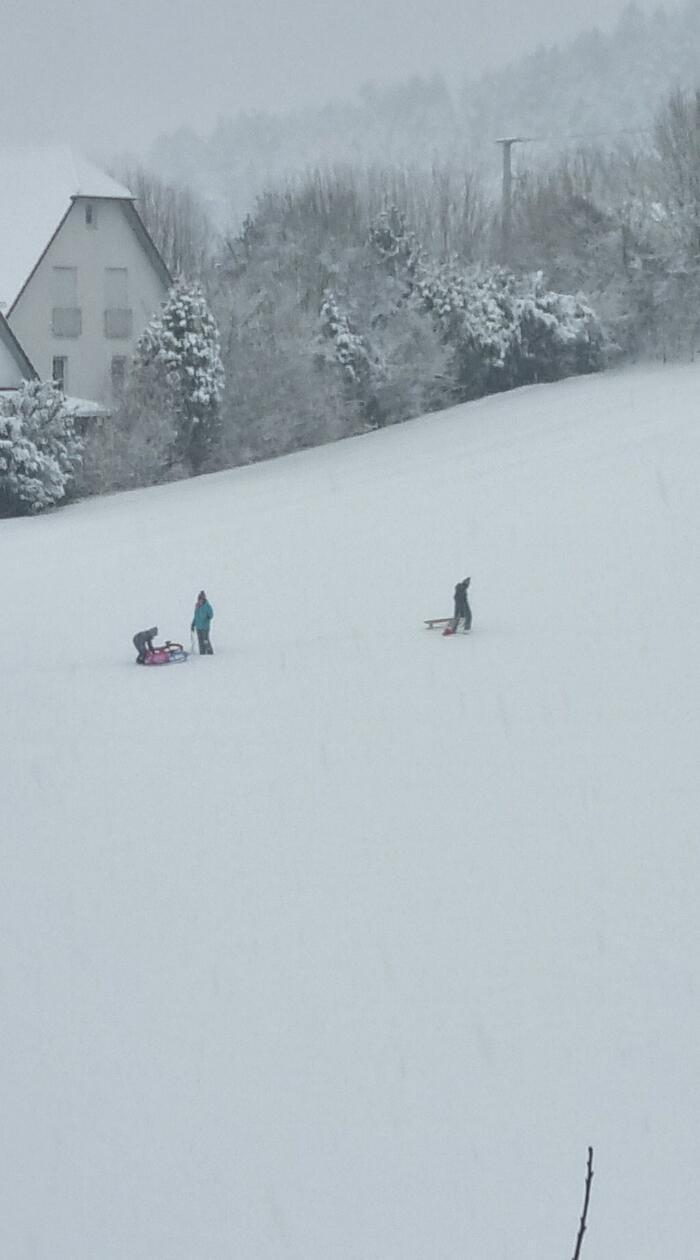 In Neumarkt und Umgebung liegt Schnee so weit das Auge reicht.