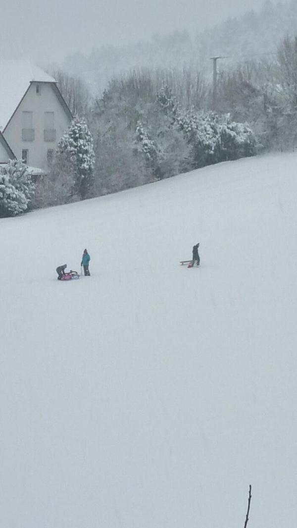 In Neumarkt und Umgebung liegt Schnee so weit das Auge reicht.