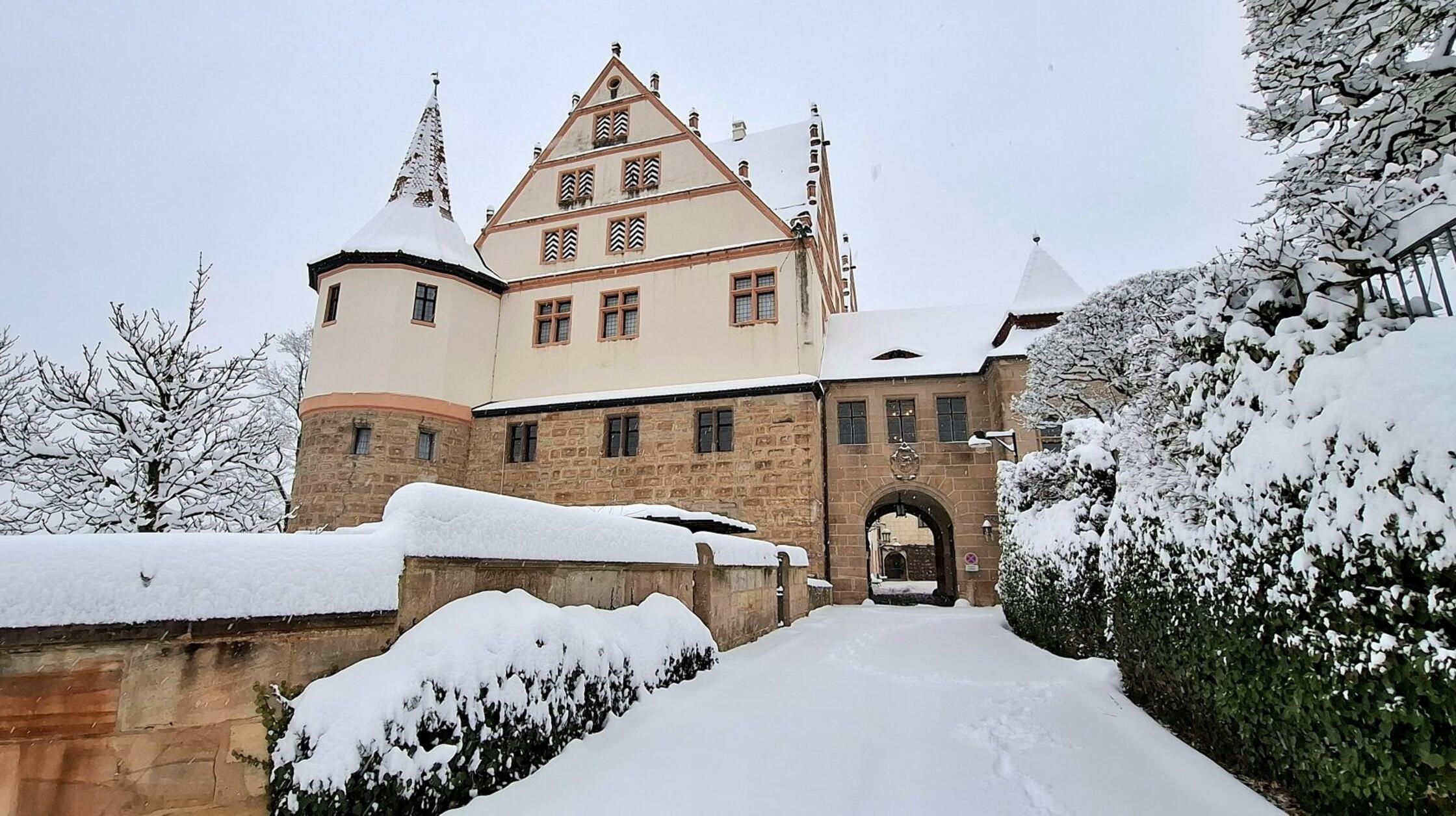 Das Schloss Ratibor in Roth im Winterkleid.