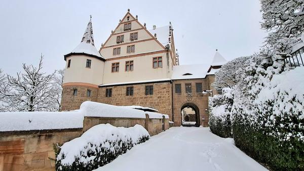 Das Schloss Ratibor in Roth im Winterkleid.