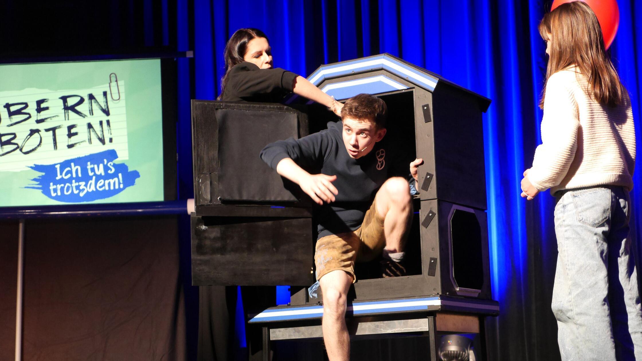 Aus-dem-Bild-herausgeholt-Magic-Maxl-berzeugte-mit-Zaubertricks-in-Gunzenhausen