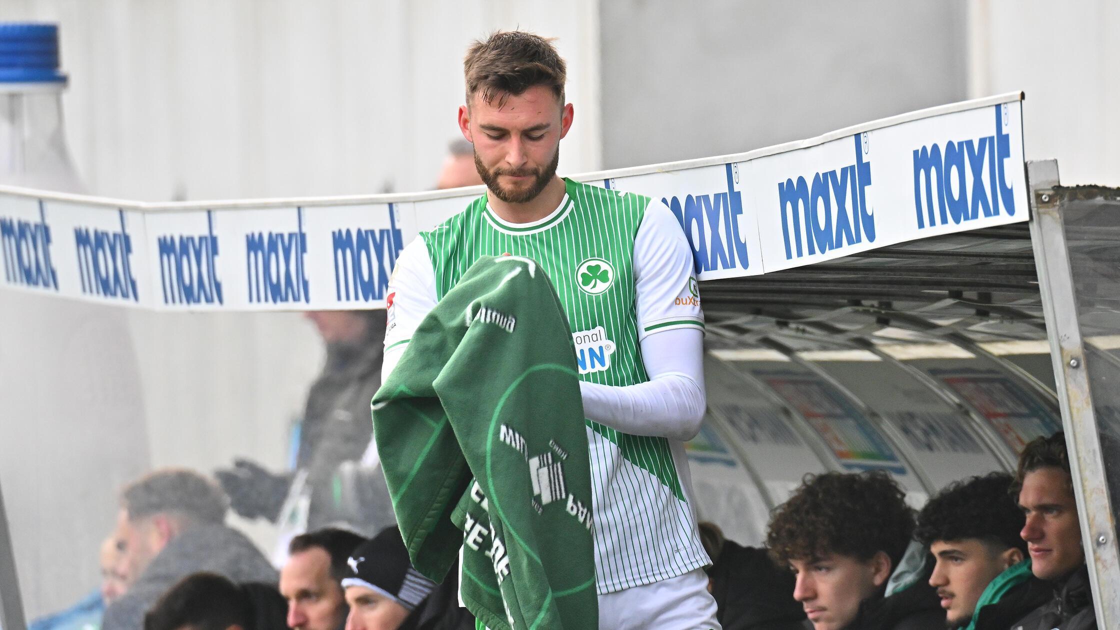 Vor-der-Pause-ausgewechselt-F-rths-Felix-Higl-tut-sich-schwer-wird-aber-trotzdem-gelobt