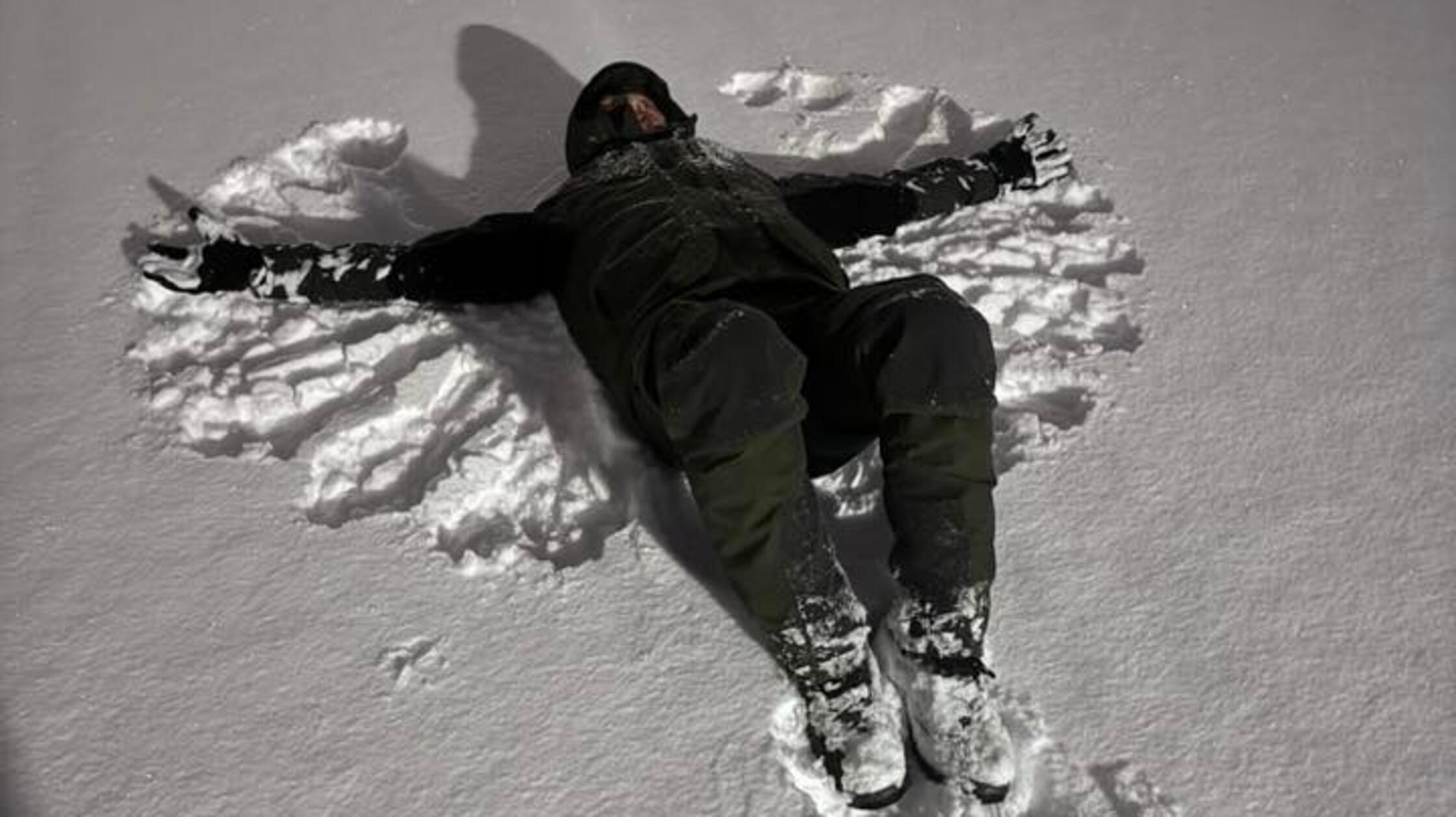 Der Neuschnee ruft nur so nach Schneeengeln. Hier machts einer unserer Leser vor.