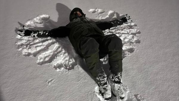 Der Neuschnee ruft nur so nach Schneeengeln. Hier machts einer unserer Leser vor.