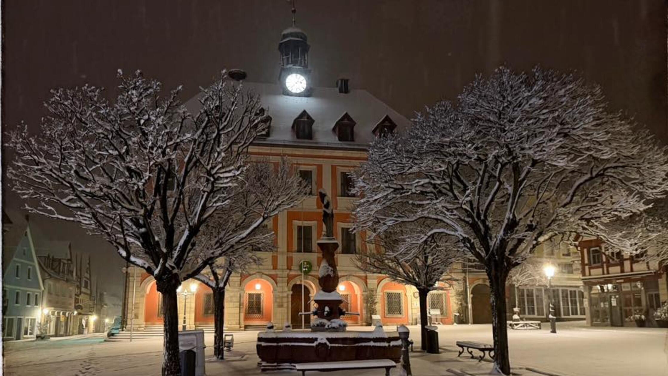 Überall in der Region freut man sich über den Schnee. In Neustadt an der Aisch ist um halb drei Uhr morgens dieses Foto entstanden.