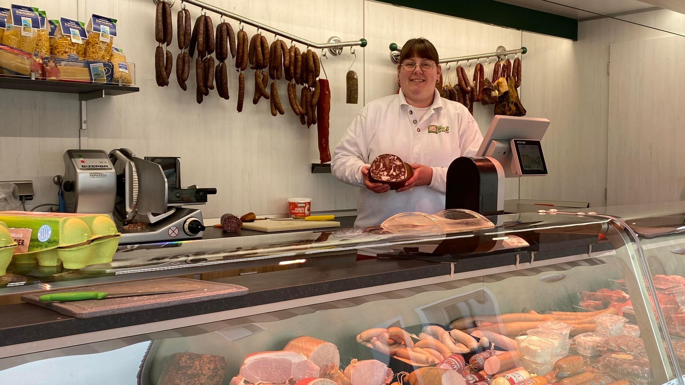 Anna Weiß in ihrem Verkaufswagen