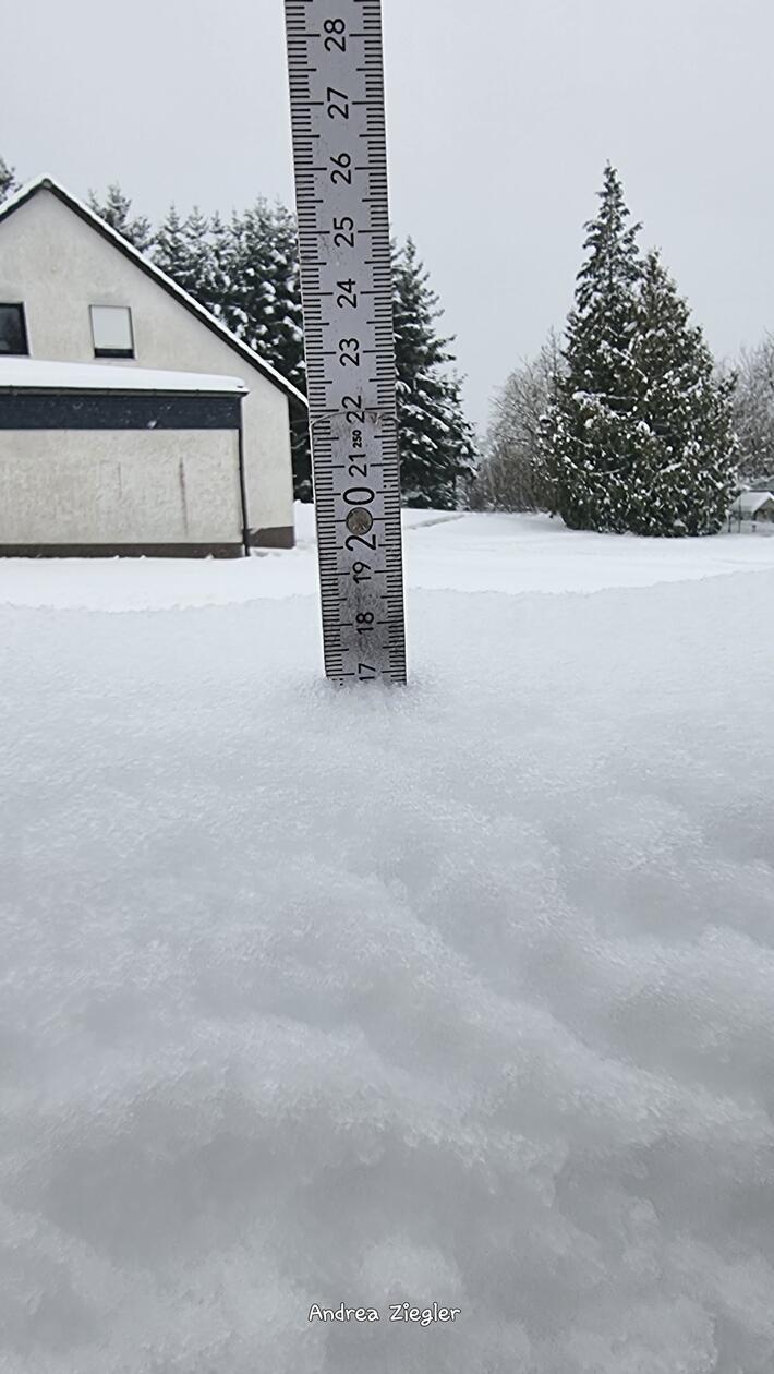 In Neumarkt und Umgebung liegt Schnee so weit das Auge reicht.