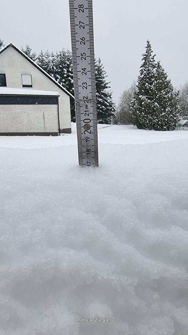 In Neumarkt und Umgebung liegt Schnee so weit das Auge reicht.
