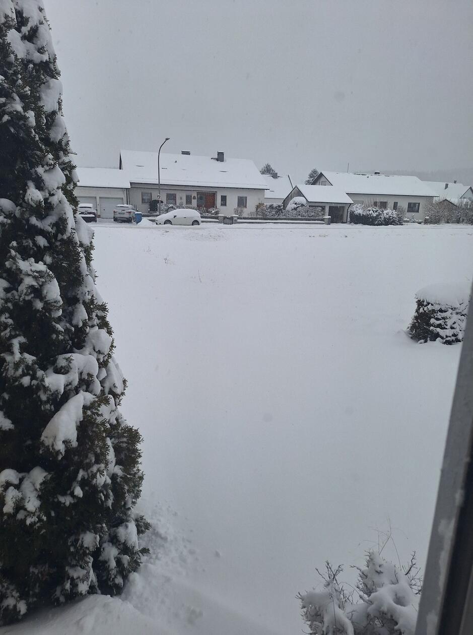 In Neumarkt und Umgebung liegt Schnee so weit das Auge reicht.