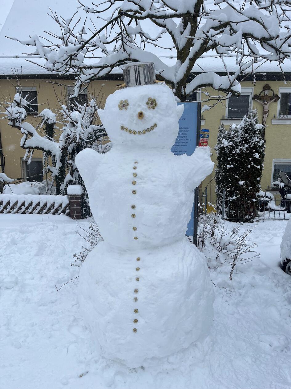 Ein schöner Schneemann steht in Weilersbach.