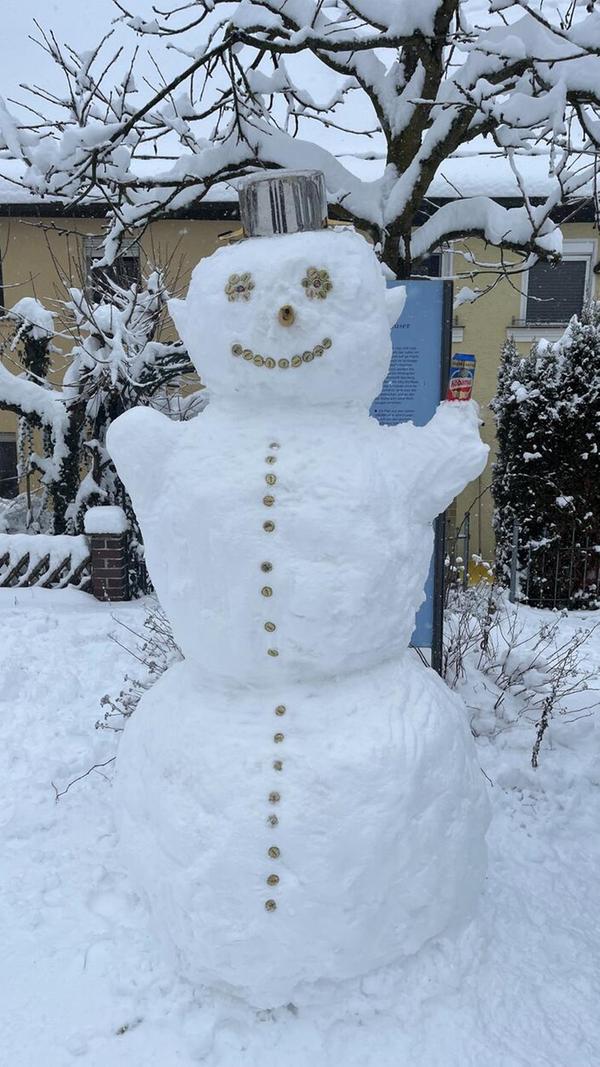 Ein schöner Schneemann steht in Weilersbach.
