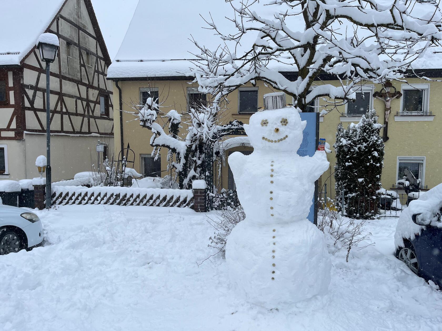 Ein schöner Schneemann steht in Weilersbach.