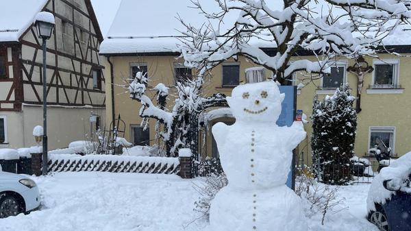 Ein schöner Schneemann steht in Weilersbach.
