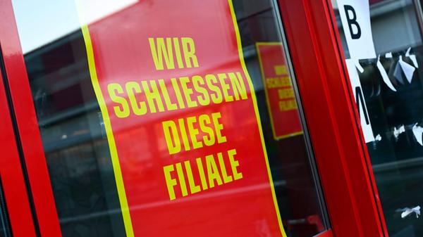 Schild mit Aufschrift Wir schließen diese Filiale